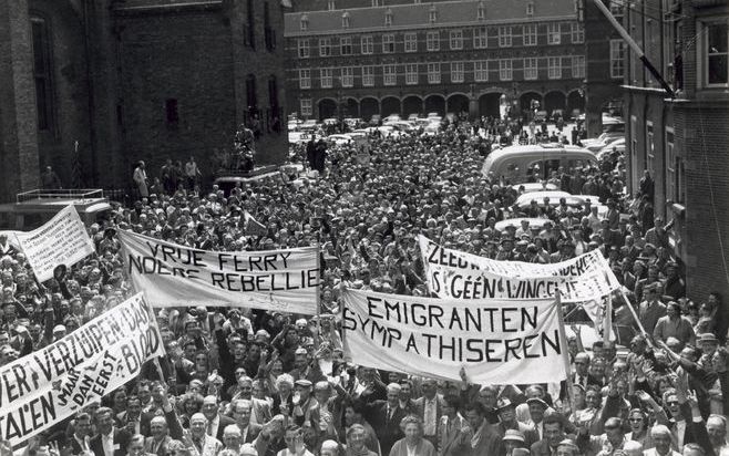 DEN HAAG – Zeeuws-Vlamingen onder leiding van Honoré Colsen protesteren massaal voor het departement van Verkeer en Waterstaat op het Binnenhof. Uiteindelijk kwamen de vrije veren er niet, wel kwam er een kortingsregeling voor inwoners van Zeeuws-Vlaander