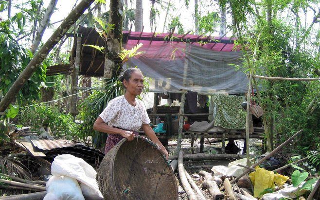 Een vrouw bij haar verwoeste huis in de Irrawaddydelta. Foto EPA