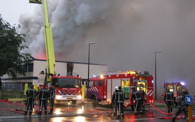 AMSTERDAM – Een basisschool aan de Kortvoort in Amsterdam Zuidoost is gisteravond door een grote brand in de as gelegd. Volgens een woordvoerder van de brandweer is tot nu toe niemand gewond geraakt. Omdat er veel rookontwikkeling was, adviseerde de brand