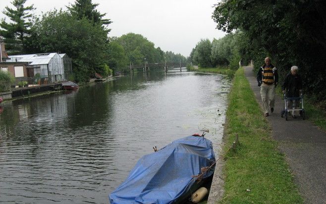 WOERDEN – De Oude Rijn bij Woerden. Wandelen over het jaagpad langs het water is een heerlijke bezigheid. Foto RD