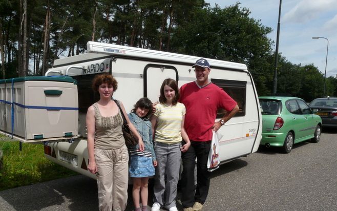 NUNSPEET – Astrid Posno: „Met z’n vieren in de caravan past net, maar het is wel verschrikkelijk heet en krap.” Foto RD