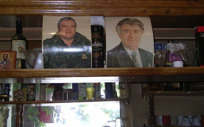 In het Grill Café in Belgrado hangen de portretten van Karadzic en de nog altijd voortvluchtige Mladic openlijk boven de bar. Foto Stefan J. Bos