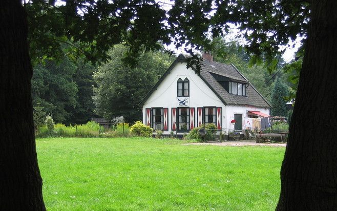 HOLLANDSCHE RADING – In het gebied tussen Hollandsche Rading en Lage Vuursche staan hier en daar karakteristieke huizen verscholen in het groen. Foto RD