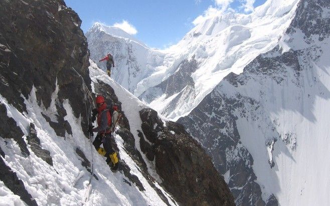 Voor de Nederlandse bergbeklimmers Wilco van Rooijen en Cas van de Gevel is maandag een einde gekomen aan het klimdrama op de berg K2. Foto ANP