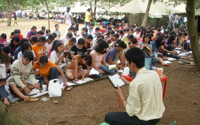 JAKARTA – Studenten van de christelijke theologische school Setia in Jakarta krijgen les in de openlucht of in tenten. Bijna vier weken geleden werd de school ontruimd na een brute aanval vanuit de moslimgemeenschap. Foto's Corien Oranje