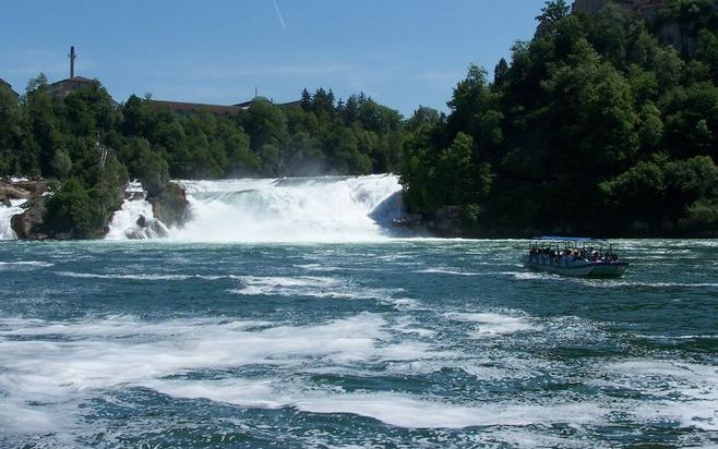 Een rondvaartboot worstelt zich tegen de stroom in richting de waterval van Schaffhausen in Zwitserland. Foto RD