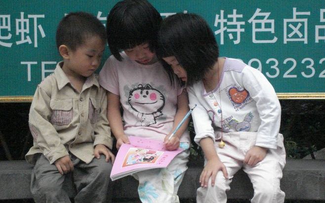 Als de redenering van Jan van der Putten, auteur van het boek ”Chinese tekens”, klopt, zullen Chinezen, zoals deze drie kinderen, nooit een democratisch gekozen regering boven zich hebben. Foto RD