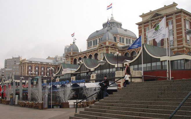 SCHEVENINGEN – Het Kurhaus bleef in de jaren 60 en 70 op het nippertje overeind, als een van de weinige historisch panden aan de Scheveningse boulevard. Het bekende hotel is bezig een aantal vernieuwingen door te voeren. Een nieuwe etage met veertig kamer