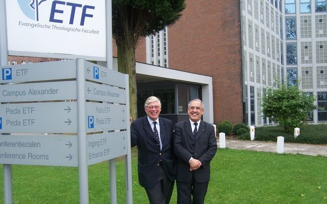 HEVERLEE – Dr. W. J. van Asselt (l.) en dr. A. Vos bemannen sinds 1 september de onderzoeksgroep postreformatorische studies aan de Evangelische Theologische Faculteit (ETF) in Leuven (Heverlee). De beide Utrechtse theologen zijn per 1 september benoemd t