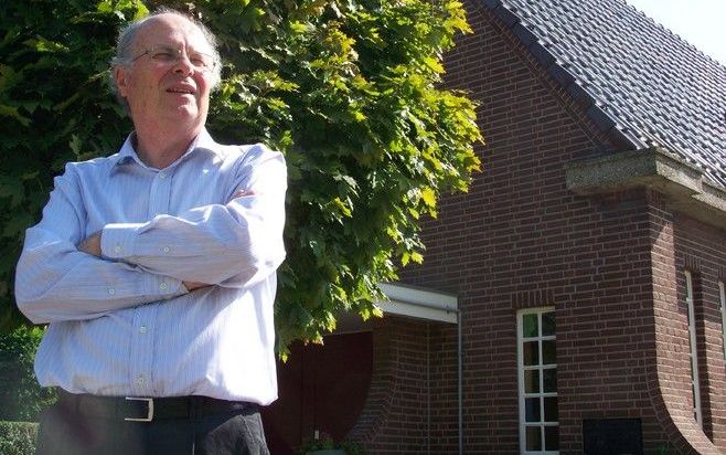 MEEUWEN – Kerkhistoricus C. de Gast nam alle kerken in het Land van Heusden en Altena onder de loep. Ook zijn eigen kerk, de oorspronkelijk gereformeerde PKN-gemeente in Meeuwen (achtergrond), kreeg een plaats in zijn vanmiddag gepresenteerde standaardwer