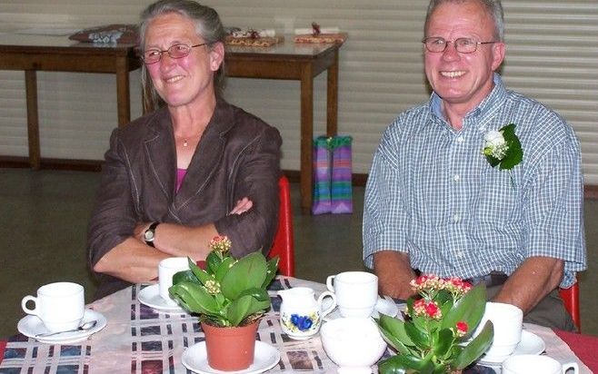 Gerrit van de Koot uit Putten samen met zijn echtgenote. Koot is deze zomer zestig jaar lid van de christelijke gemengde zangvereniging Tot Nut en Genoegen te Huinen. Foto RD