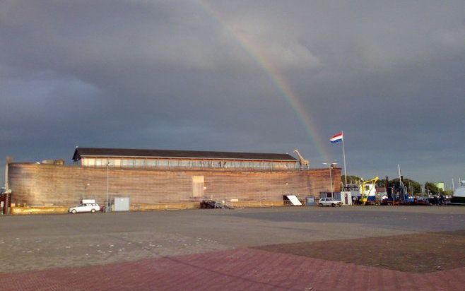 De Ark, een replica van de ark van Noach, ligt tot en met 27 september aan de Klifkade in Urk. Vorige week was er boven de Ark een regenboog te zien. In het schip van ongeveer 70 meter lang „komt het aloude verhaal van Noach tot leven”, aldus de initiatie