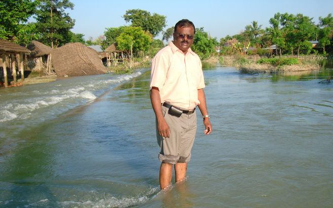 Het water is nog lang niet weg. Het stroomt nog steeds vanuit de rivier Kosi de laagvlaktes van Bihar in. Het water staat op de meeste plaatsen niet meters hoog, maar de stroming is zo krachtig dat er nog steeds huizen verwoest worden. Directeur Paul Aras