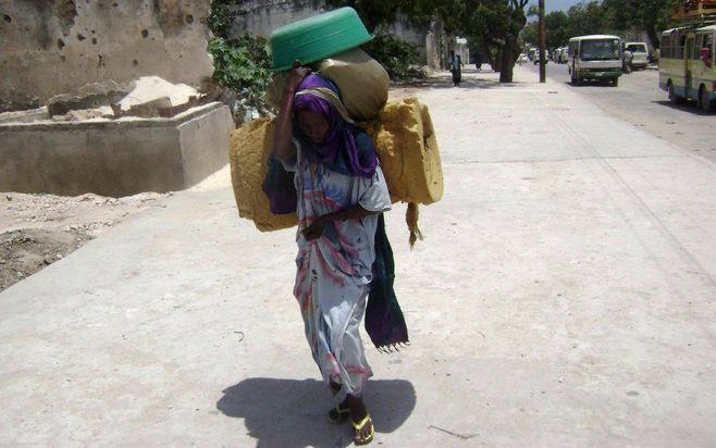 MOGADISHU - Honderden Somaliërs zijn woensdag de hoofdstad Mogadishu ontvlucht na dagen van zware gevechten tussen opstandelingen, het Somalische leger met steun van Ethiopische militairen en leden van een vredesmacht van de Afrikaanse Unie (AU). Foto EPA