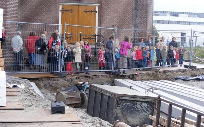 ALBLASSERDAM – De hervormde gemeente in Alblasserdam krijgt een nieuw verenigingsgebouw. Bij de Grote Kerk ging vrijdag de eerste paal de grond in. Foto RD