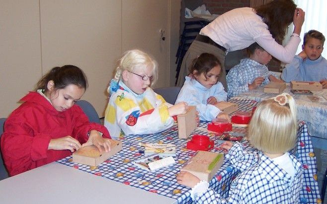 WERKENDAM – Elke maand komt ”De Roepstem”, een club voor dove en slechthorende kinderen uit het hele land, een zaterdagmiddag bij elkaar in de kerk van de gereformeerde gemeente in Werkendam. Na afloop van de Bijbelse vertelling kunnen zij al knutselend h