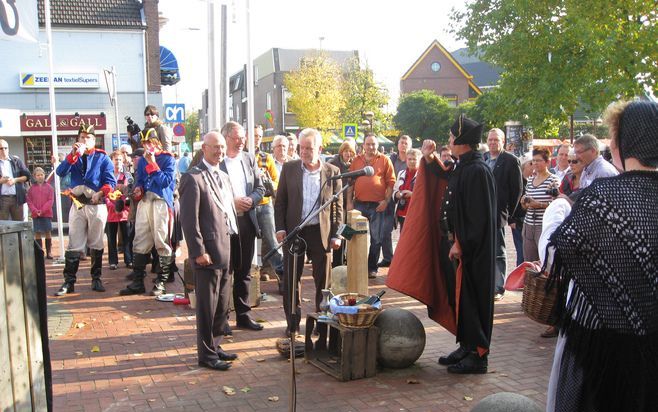 HOLTEN – Een acteur die Napoleon Bonaparte speelde (r.), heeft zaterdagmiddag samen met de Overijsselse gedeputeerde D. Buursink (m.) en burgemeester Koelewijn (l.) van Rijssen Holten het langste tijdpad ter wereld in gebruik genomen. Ze onthulden in het 