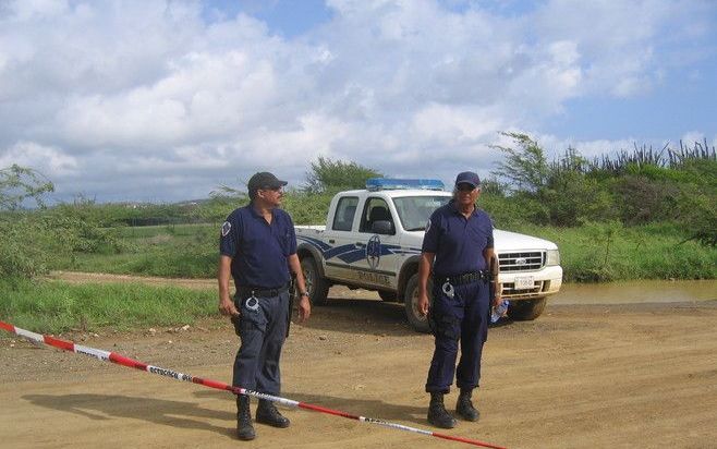 BONAIRE - Politie staat zaterdag bij de afzetting in de wijk Amboina op Bonaire waar vrijdagavond werd gegraven. Op Bonaire is mogelijk het lichaam van de 24-jarige Marlies van der Kouwe gevonden. Foto ANP