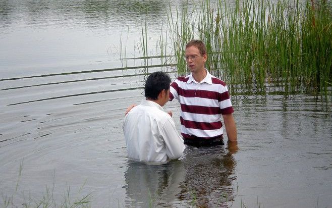 UTRECHT – Er zijn landen waar het aantal christenen snel groeit, maar dat is in Thailand niet het geval, aldus dr. Marten Visser. Hij promoveerde vrijdag op het onderwerp ”kerkgroei in Thailand”. Op de foto dr. Visser tijdens een openbare doopplechtigheid