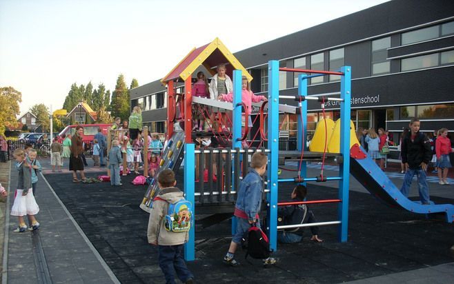 BORSSELE – Spelende kinderen voor de Ds. G. H. Kerstenschool in Borssele. De school wordt vrijdag officieel geopend. Foto Ds. G. H. Kerstenschool