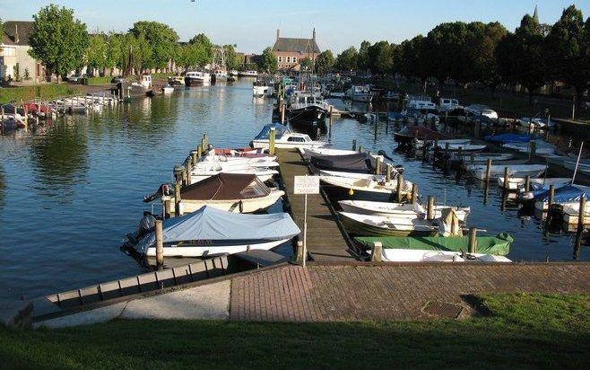 GENEMUIDEN – In de binnenhaven van Genemuiden meren bijna geen vissersboten meer aan. Vroeger was dit wel een belangrijke bron van inkomsten voor de Genemuidenaren. In de verte is het gemeentehuis te zien. Na de herindeling met Hasselt en Zwartsluis (Geme