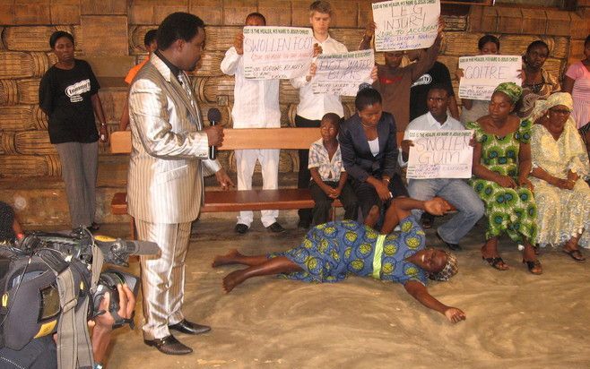 De Nigeriaanse profeet T. B. Joshua trekt nog elke week duizenden kerkgan gers. Op een gemiddelde zondag komen er rond de 500 mensen met de meest uiteenlopende kwalen en problemen om genezen te worden. Zij zitten of staan in een gang achter de kerkzaal. D