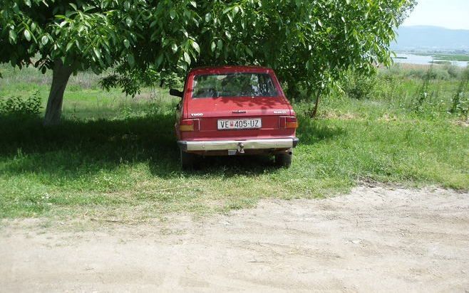 BELGRADO – Een verzameling moeren en bouten. Zo omschreven Amerikaanse automagazines de Yugo, de goedkope maar niet altijd even betrouwbare auto uit het Servische Kragujevac. Deze week leverde automaker Zastava het laatste exemplaar op. - Foto Bryan Holla