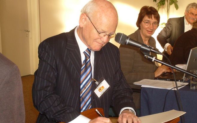 Ds. J. Hofman ondertekende zaterdag de samenwerkingsovereenkomst met de faculteit der godgeleerdheid van de Vrije Universiteit in Amsterdam. Foto Unie van Baptisten Gemeenten.