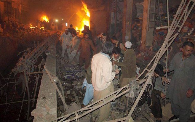 Door een bomexplosie vrijdag in Pakistan zijn zeker tien mensen om het leven gekomen. Foto EPA