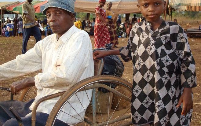 EDA – Een gehandicapte man is naar de jubileumdag van het Nigeriaanse gehandicaptenproject ”Elim” gekomen. De organisatie biedt sinds twintig jaar hulp aan gehandicapten en aidspatiënten in het gebied Igede. Foto Aart van Wolfswinkel