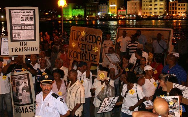 Demonstranten protesteren met onder meer davidsterren tegen de nieuwe overeenkomst die Nederland met Curacao sloot. Foto ANP