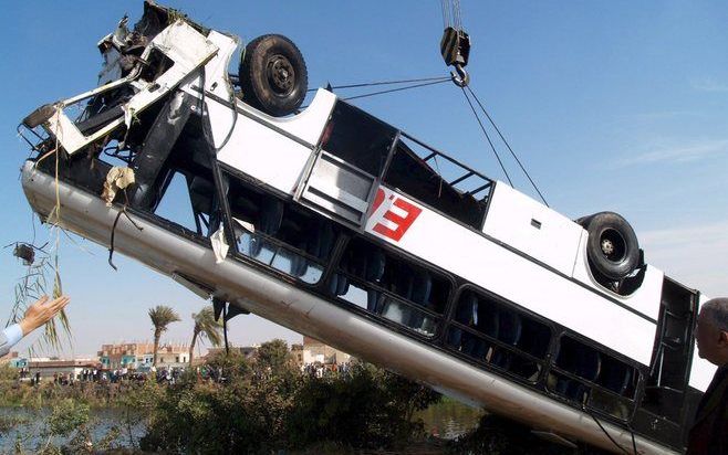 De bus die bij een ongeval in Egypte in het Ibrahimiya–kanaal terecht kwam. Foto's EPA