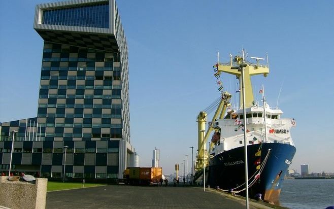 ROTTERDAM – Het STC gebouw aan de Nieuwe Maas biedt een weids uitzicht over het havengebied, waar een deel van de leerlingen in de toekomst aan het werk zal zijn. Foto STC