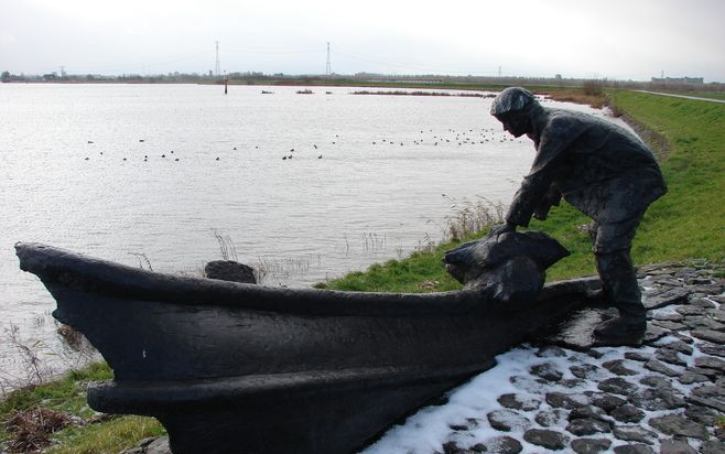 Een monument op de dijk langs de Hollandsche IJssel bij Nieuwerkerk herinnert aan de heldendaad van de schippers Heu velman en Van Vliet. Met hun actie wisten ze in 1953 een dijkdoorbraak te voorkomen. Foto Jan Hafkamp