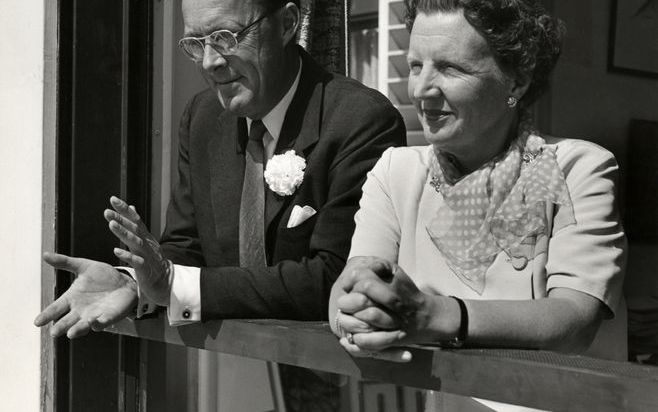 Koningin Juliana en prins Bernhard kijken vanuit de werkkamer van de vorstin ontspannen de tuin in, 1958. De foto maakt onderdeel uit van de expositie ”Juliana op Soestdijk”, die tot eind maart op Paleis Soestdijk is te zien. Foto Paleis Soestdijk