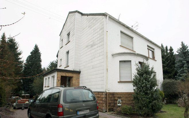 BERLIJN – De woning waar een inwoner van de stad Saarlouis, bij de Frans-Duitse grens, zijn vrouw en twee kinderen met een bijl en een mes om het leven heeft gebracht. Foto: EPA