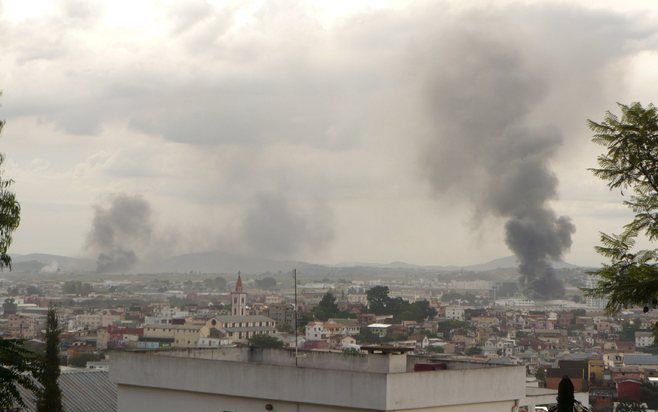 Bij plunderingen in een winkelcentrum in de Mallagassische hoofdstad Antananarivo zijn dinsdag ten minste 25 mensen levend verbrand. Dat heeft de brandweer gemeld. Foto EPA