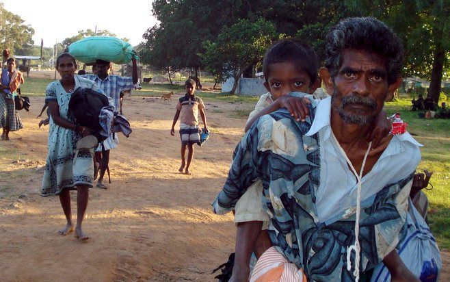 COLOMBO – De afgelopen dagen zijn in het noorden van Sri Lanka ruim tienduizend burgers de oorlogszone ontvlucht. De regering heeft dit zondag gezegd. Het Wereldvoedselprogramma (WFP) waarschuwt voor een voedselcrisis. Foto EPA