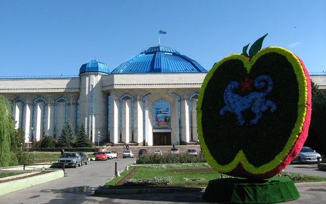 De appelsoort aport met sneeuwluipaard voor het Nationaal Museum is het wapen van Almaty. Na de onafhankelijkheid werd de appel alleen nog gegeten door arme Kazachen, totdat in recente jaren het nationale zelfbewustzijn groeide en de aport in ere werd her