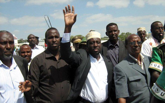 De Somalische president Sheikh Sharif Sheikh Ahmed zwaait naar zijn aanhanger bij aankomst in Mogadishu. Foto EPA