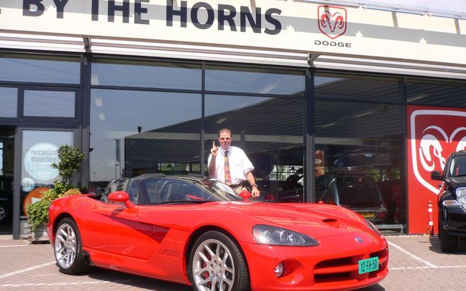 ALKMAAR – Autodealer Theo Middelbeek wil midden in de crisis een positief signaal afgeven. Op zijn tentoonstelling is onder meer de 500 pk sterke Dodge Viper SRT (foto) te bewonderen. Foto Middelbeek Cars