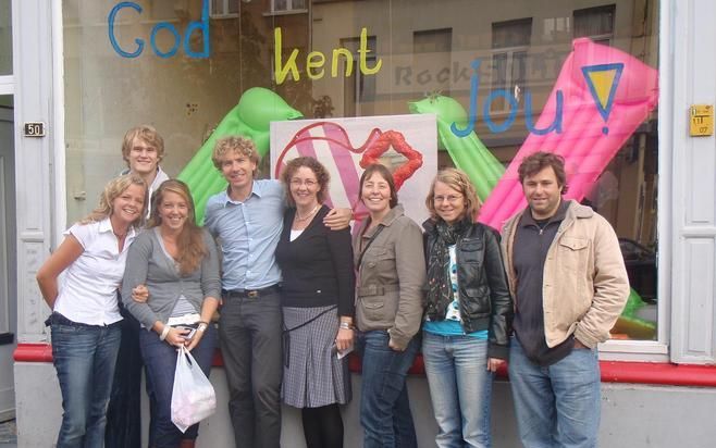 ANTWERPEN - Het evangelisatieteam van het Bijbelhuis in Antwerpen. Het predikantsechtpaar ds. Hansum (midden) is door de GZB benoemd als docent aan de Near East School of Theology in Beiroet. Foto Bijbelhuis