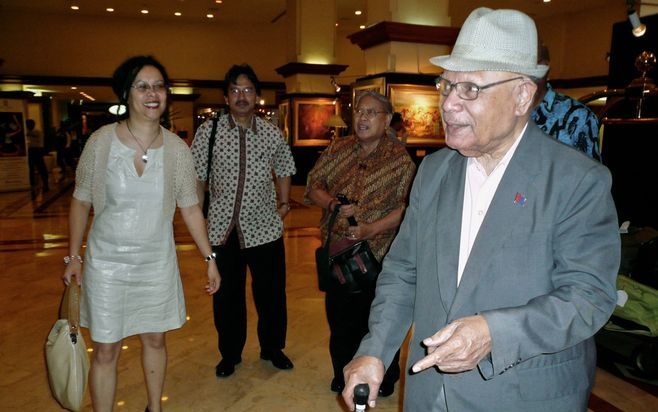 JAKARTA – Papoeavoorman Nicolaas Jouwe woensdagavond in de lobby van het hotel in de Indonesische hoofdstad Jakarta met links dochter Nancy Jouwe. Jouwe had een ontmoeting met ambassadeur Habibie. Foto Jan Lepeltak