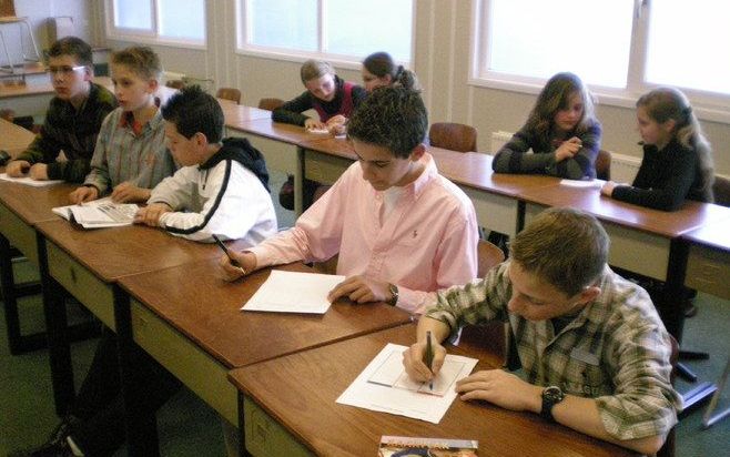 BARNEVELD – Negen leerlingen van de schoolkrantredactie brainstormen in het muzieklokaal van het Van Lodensteincollege in Barneveld over de inhoud van de nieuwe schoolkrant. Elke locatie van de scholengemeenschap neemt dertig pagina’s van de schoolkrant v