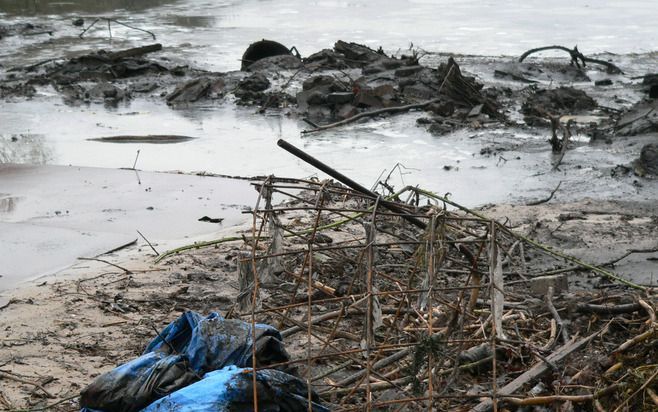 Omwonenden van het Mobagat overwegen een claim in te dienen bij de eigenaar. De waterkwaliteit in de plas zou lijden onder de slibstort. Foto RD