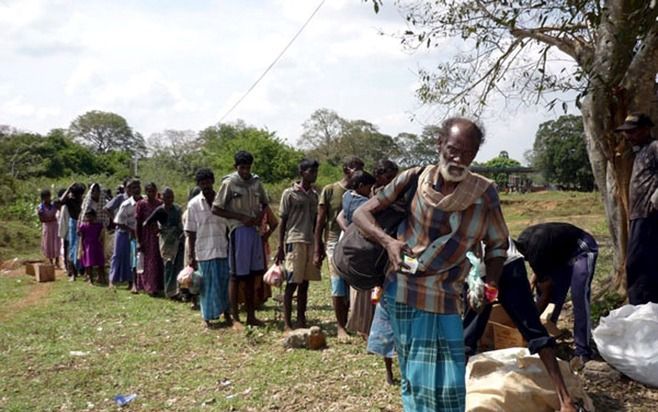 Volgens Human Rights Watch zijn maandag honderden mensen omgekomen, toen zeker 35.000 burgers het door de Tamil Tijgers (LTTE) gecontroleerde gebied in het noordoosten van Sri Lanka verlieten. Foto EPA