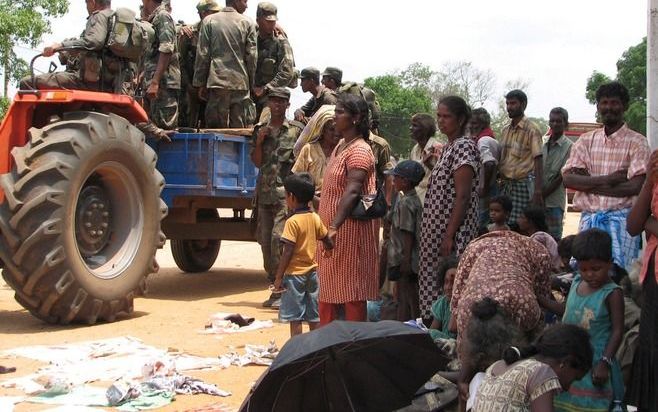 Meer dan honderdduizend mensen zijn er de afgelopen dagen in geslaagd het oorlogsgebied op Sri Lanka te verlaten. Dat meldde het regeringsleger woensdag. Foto EPA