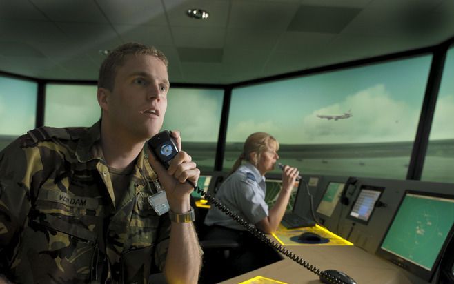 NIEUW MILLIGEN – Fans van flightsimulators op de computer zouden er een lief ding voor overhebben om een poosje achter de knoppen van de gloednieuwe driedimensionale verkeerstorensimulator van de luchtmacht in Nieuw Milligen te mogen zitten. Foto: Luchtve