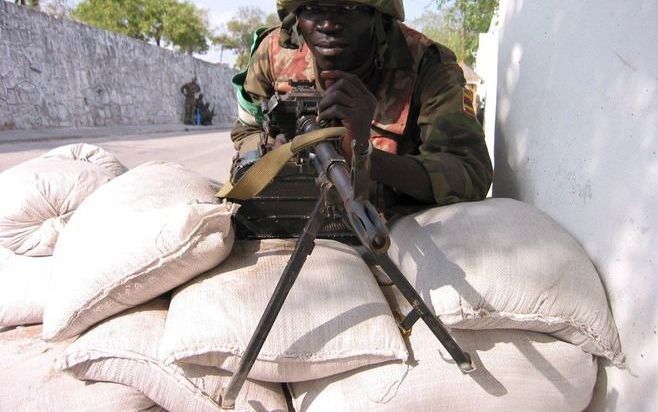 MOGADISHU – Gewapende strijders hebben zondag twee bases van de Afrikaanse Unie in de Somalische hoofdstad Mogadishu aangevallen. De vredesmilitairen van de AU op de bases wisten de aanvallers af te slaan na twee uur durende vuurgevechten in Raderka, aan 