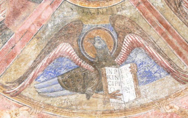 De adelaar geldt in de kunstgeschiedenis als het symbool van Johannes de evangelist. In de Sint-Johanneskapel van Pürgg (Oostenrijk) bevindt zich dit twaalfde-eeuwse fresco van een adelaar met het begin van het Johannesevangelie. Foto Wolfgang Seber